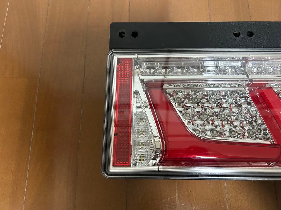 小糸　KOITO LED3連テールランプ(左側)