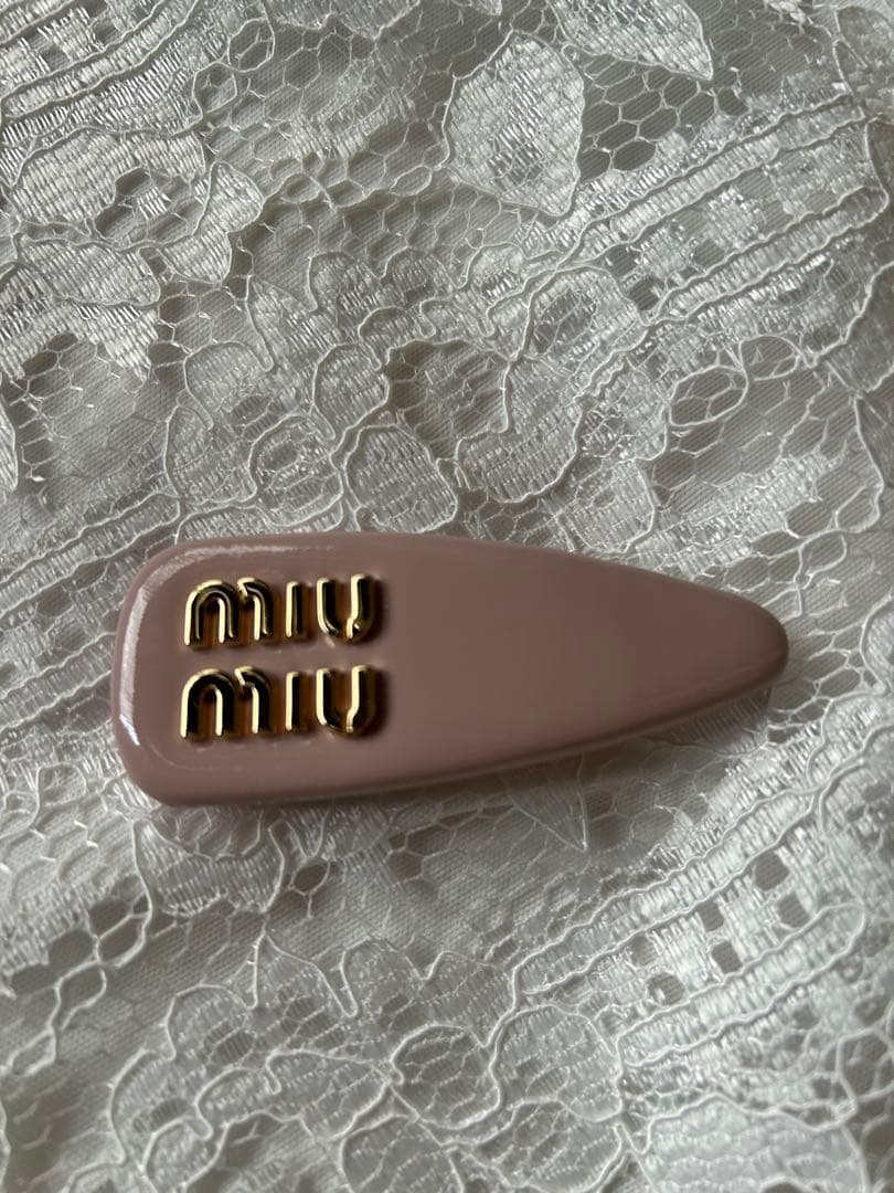 miu miu パテントレザー ヘアクリップ　極美品