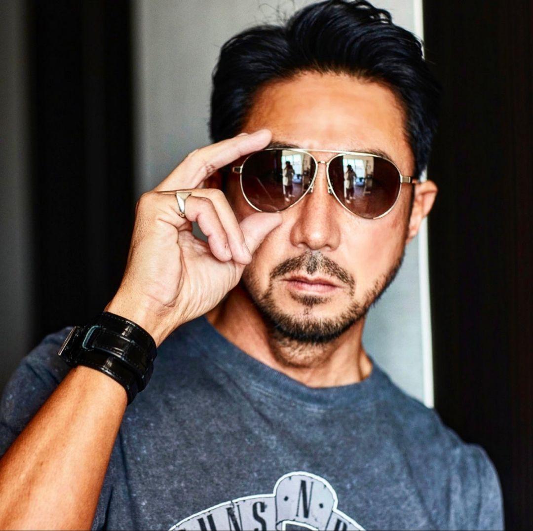 TOMBOY シルバー x ブラックグラデーション