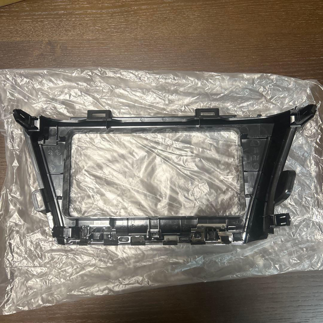 RE　トヨタ プリウスα ZVW40後期純正カーボン調オーディオパネル