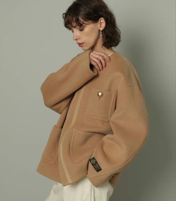 カデュネ　ノーカラーポケットコートSキャメル