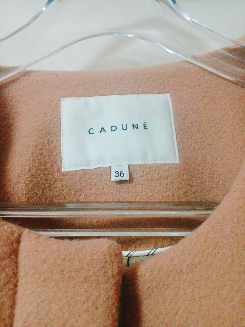 カデュネ　ノーカラーポケットコートSキャメル