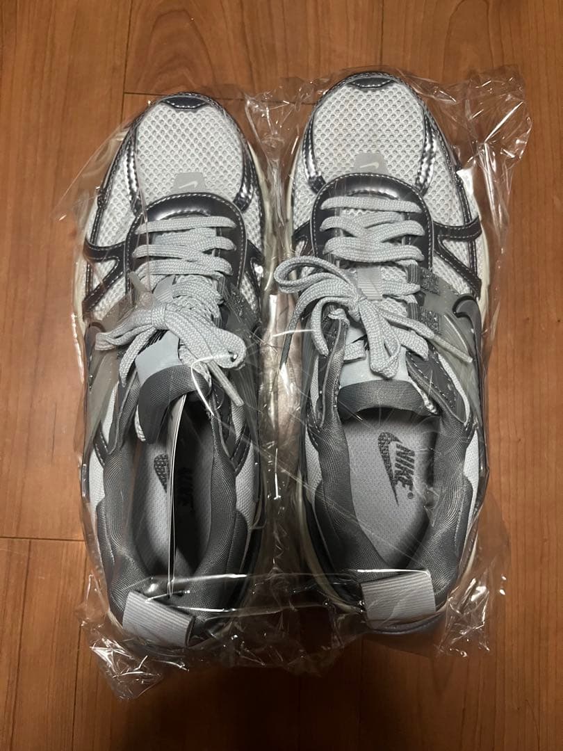 M.N NIKE WSV2K ラン　グレー　FD0736-003 23.5