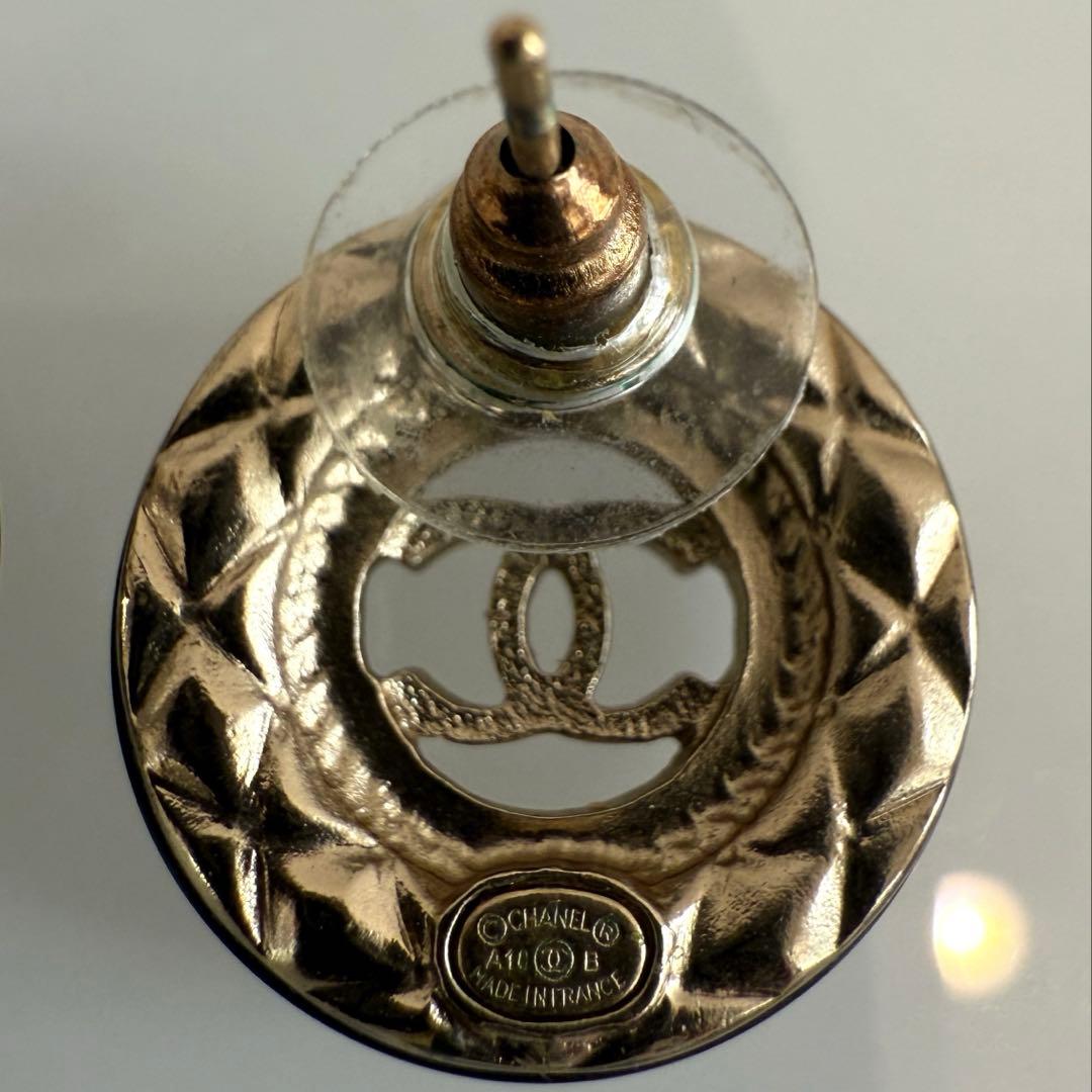 希少完売品 CHANEL【A18B】マトラッセピアス