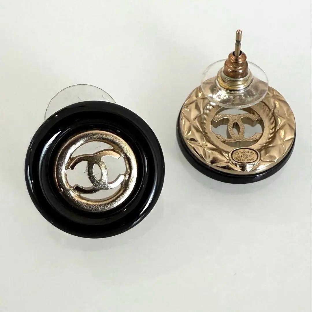 希少完売品 CHANEL【A18B】マトラッセピアス