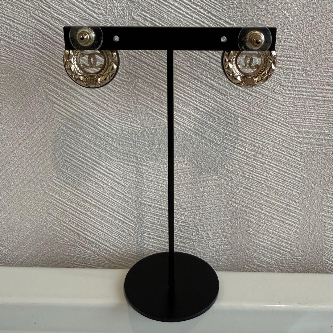 希少完売品 CHANEL【A18B】マトラッセピアス