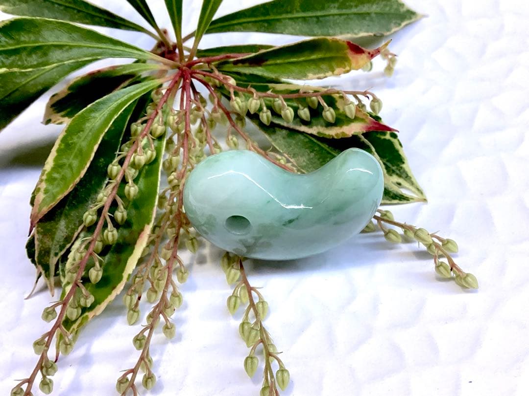 ✳極上*緑輝石一色の透過‼️ 糸魚川翡翠勾玉　本物天然無垢のジェダイト　鑑別書付‼️