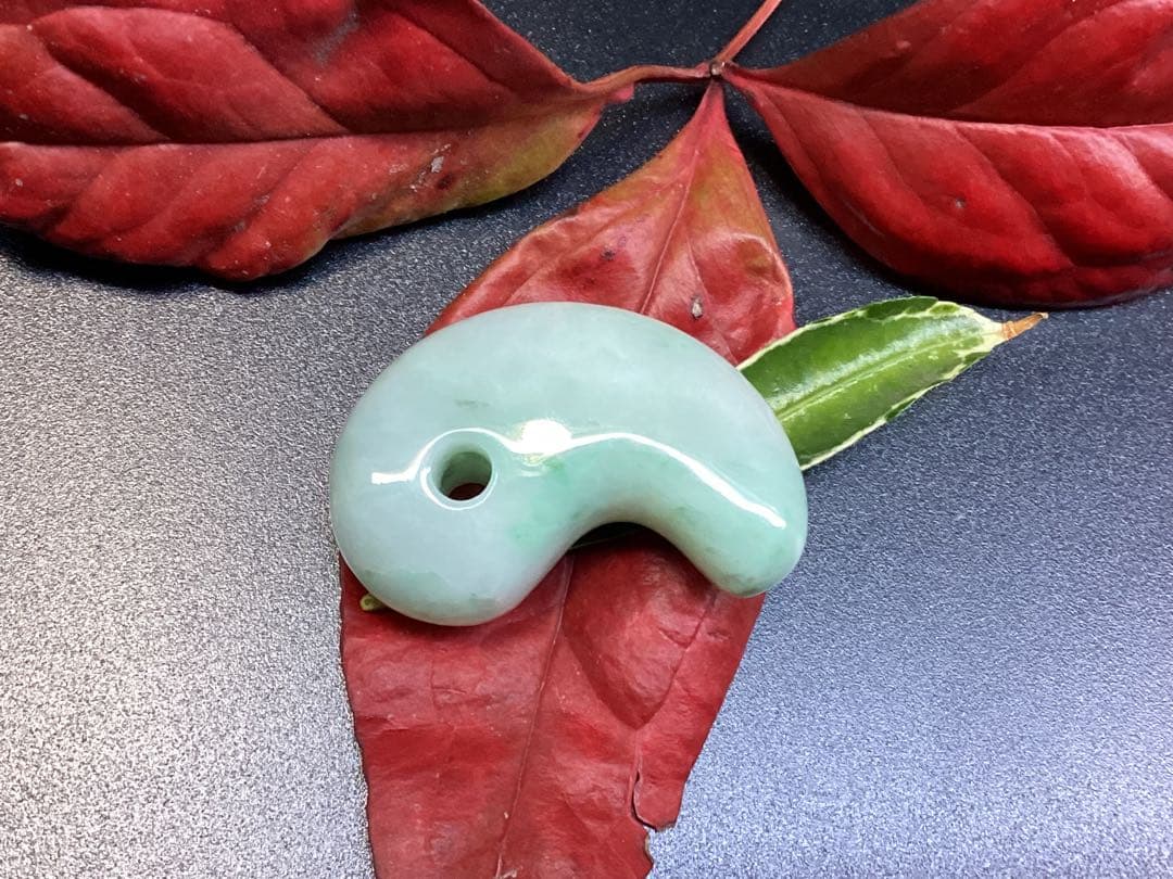 ✳極上*緑輝石一色の透過‼️ 糸魚川翡翠勾玉　本物天然無垢のジェダイト　鑑別書付‼️