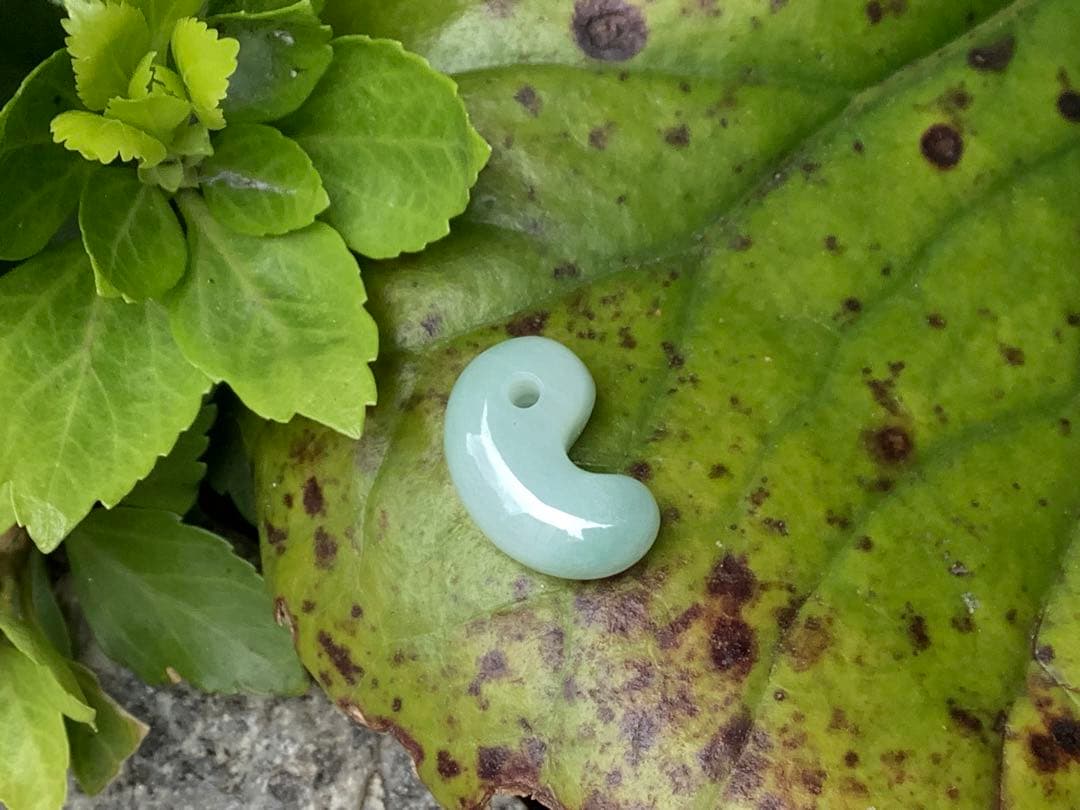 ✳本物の守護石をお身近に‼️ 出雲型糸魚川翡翠勾玉50万円以上の端材使用　鑑別書付