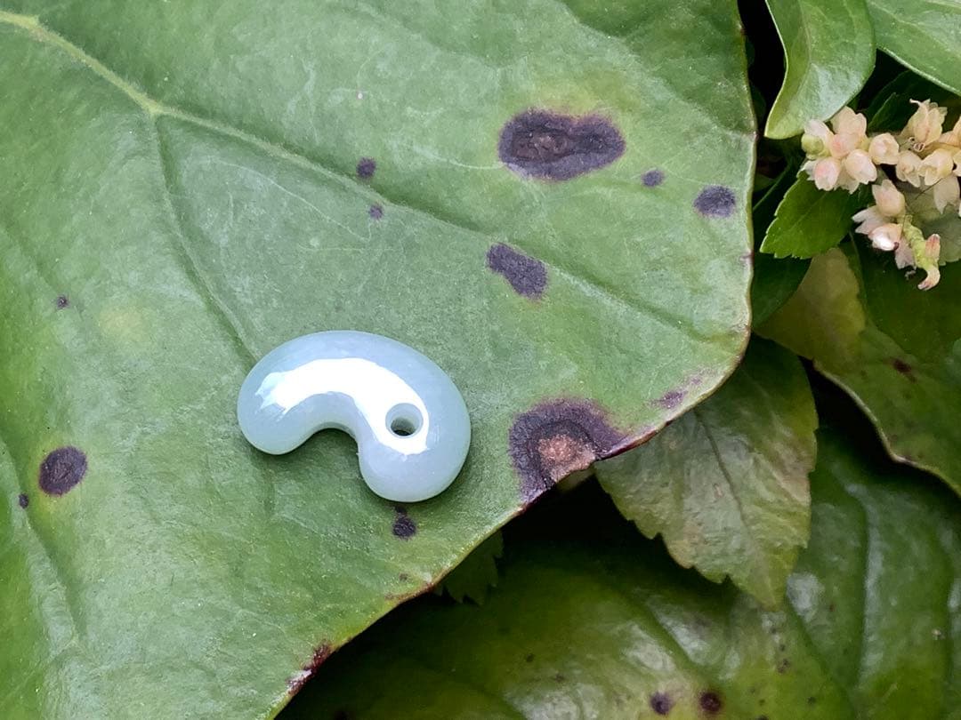 ✳本物の守護石をお身近に‼️ 出雲型糸魚川翡翠勾玉50万円以上の端材使用　鑑別書付