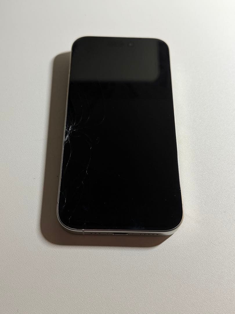 iPhone 15 pro シルバー 画面ひび割れあり