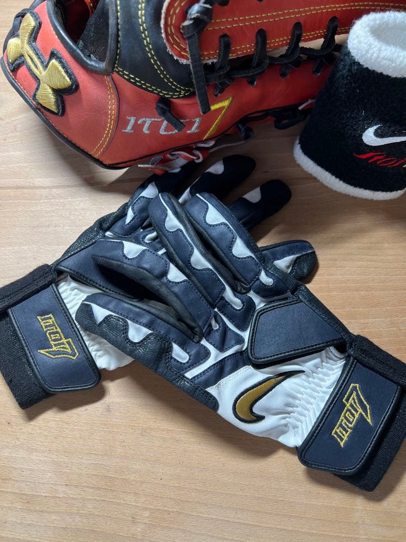 糸井嘉男　日ハム時代　バッティンググローブ