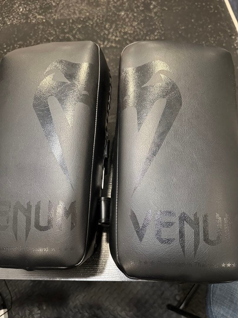 Venum ブラック キックミット