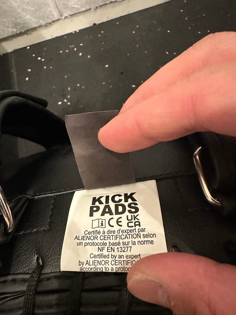 Venum ブラック キックミット