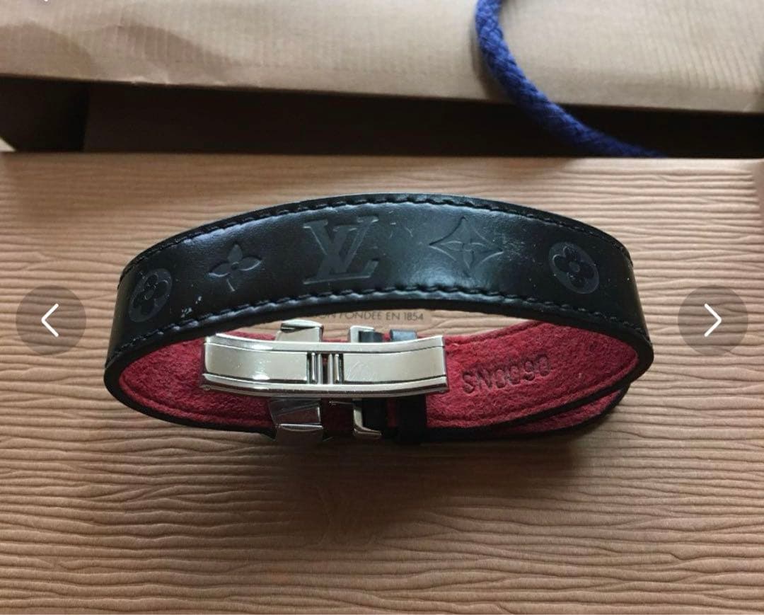 Louis Vuitton ブラックレザーバングル　ブレスレット　ルイビィトン