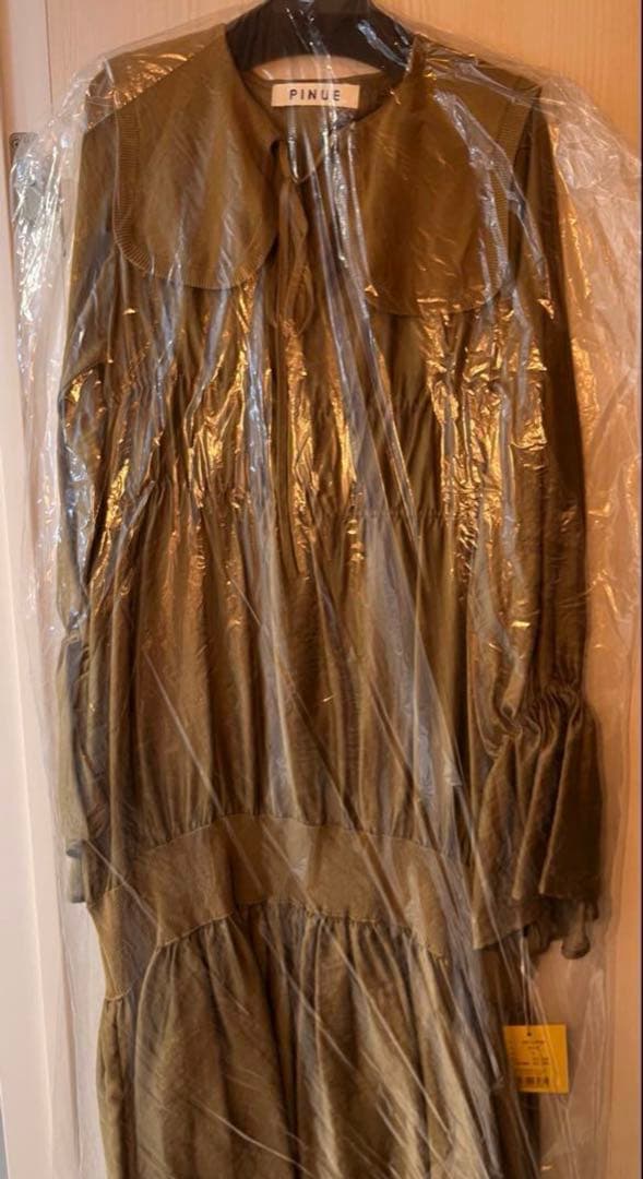 【新品タグ付き】Sサイズ PINUE ニットカラーシアーワンピース（OLIVE）