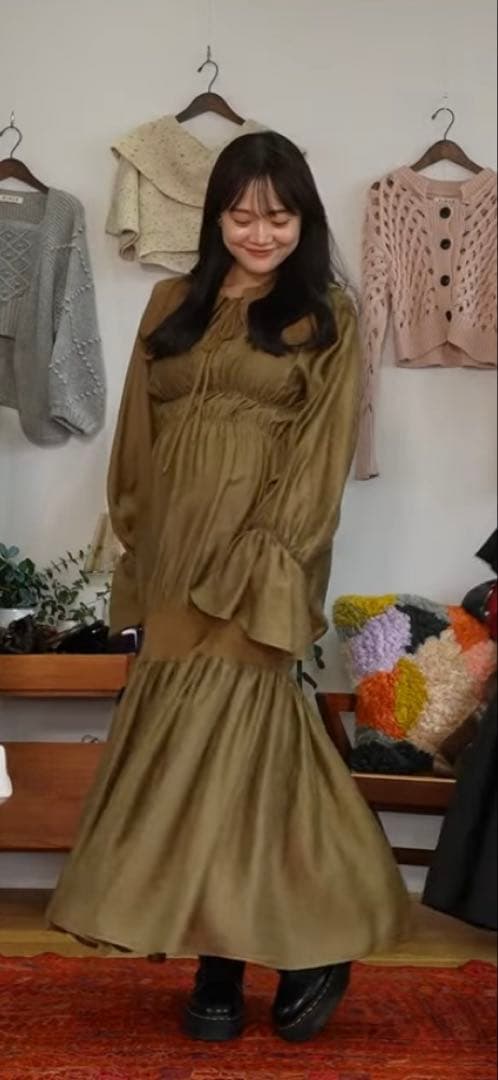 【新品タグ付き】Sサイズ PINUE ニットカラーシアーワンピース（OLIVE）