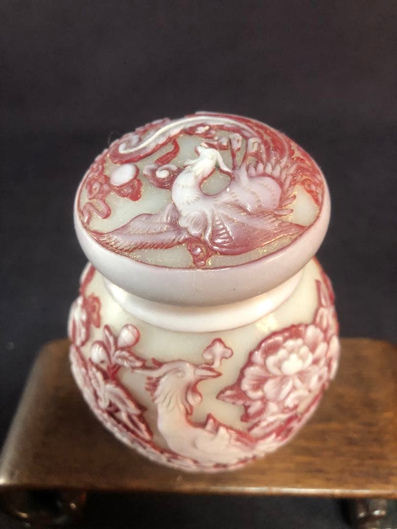 乾隆ガラス蓋もの　龍鳳模様二色彫刻