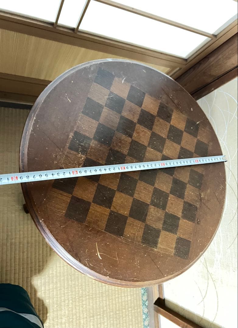 チェス盤付きラウンドテーブル