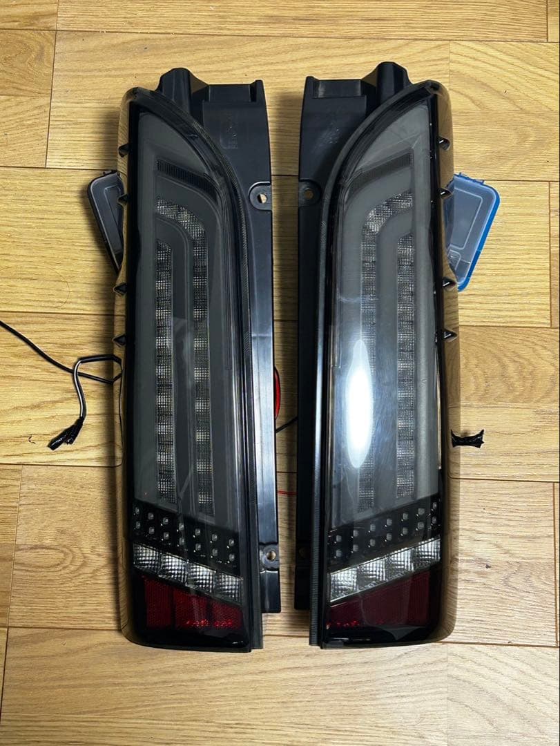 ハイエース テールランプ valenti スモーク ワンオフ