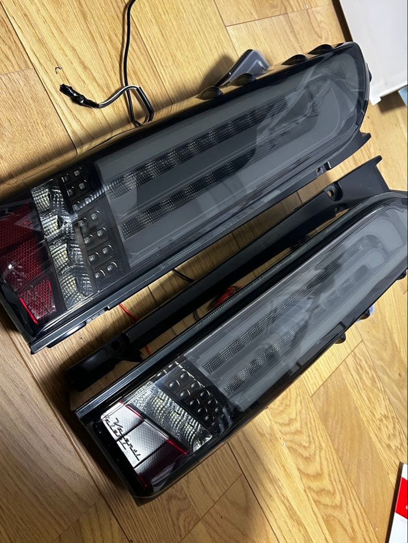 ハイエース テールランプ valenti スモーク ワンオフ