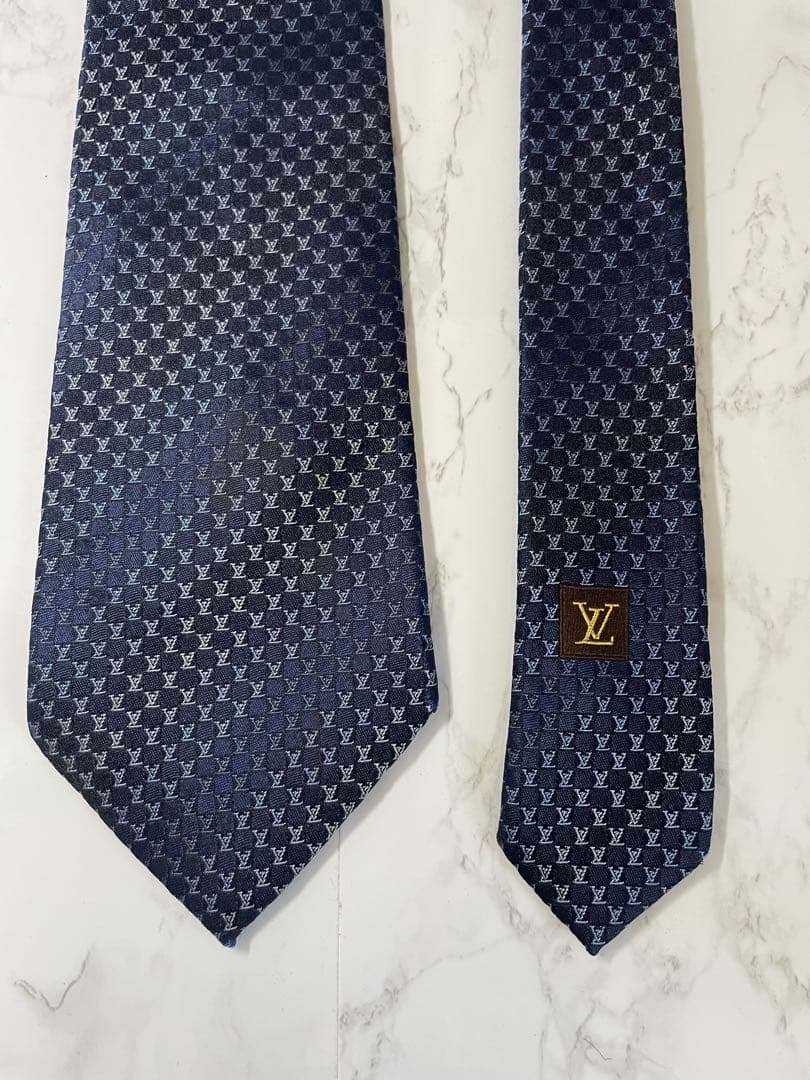 こうルイヴィトン ネクタイ ネイビー ロゴ総柄 光沢 箱付き プレゼント
