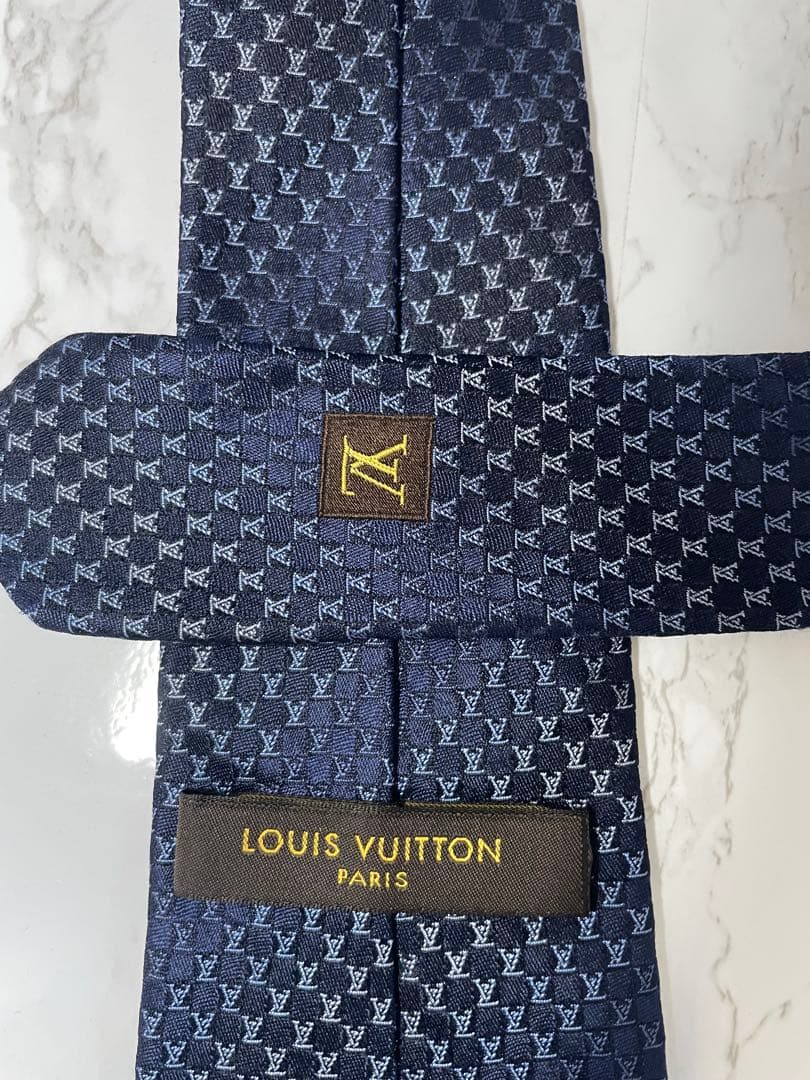 こうルイヴィトン ネクタイ ネイビー ロゴ総柄 光沢 箱付き プレゼント