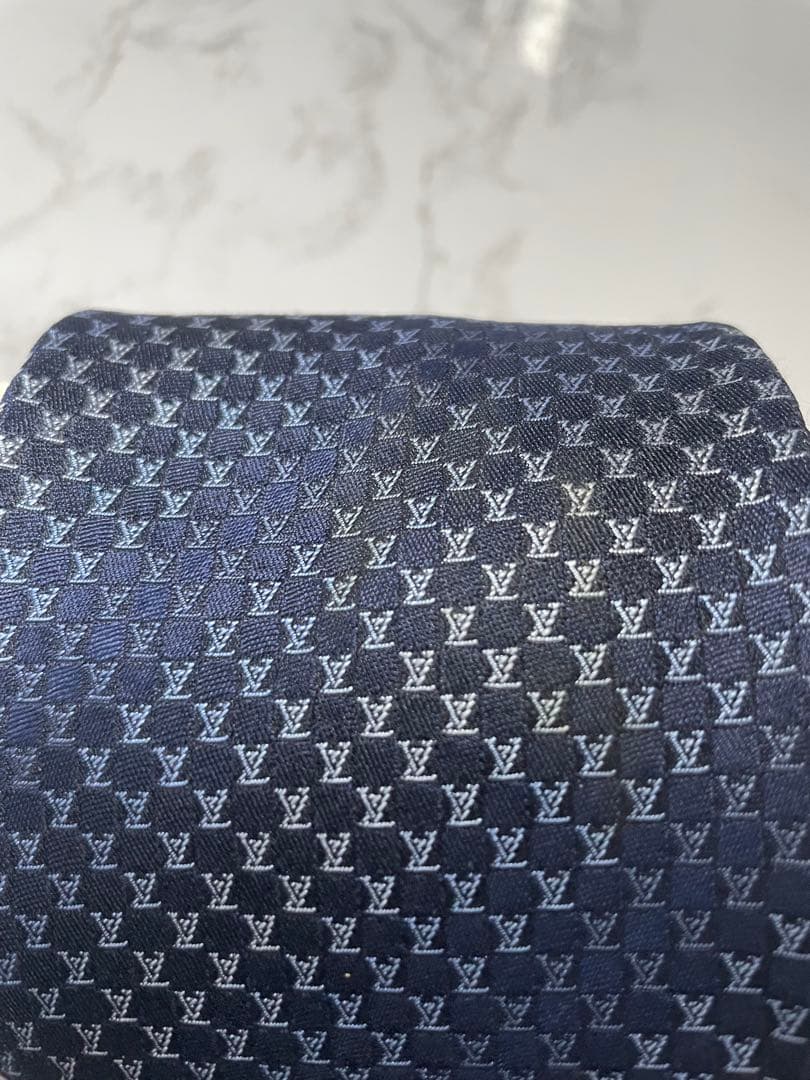 こうルイヴィトン ネクタイ ネイビー ロゴ総柄 光沢 箱付き プレゼント