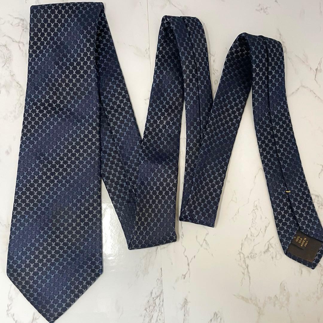 こうルイヴィトン ネクタイ ネイビー ロゴ総柄 光沢 箱付き プレゼント