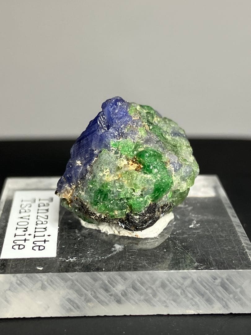 【希産！】タンザナイトon ツァボライトガーネット 共生 Tanzania 産