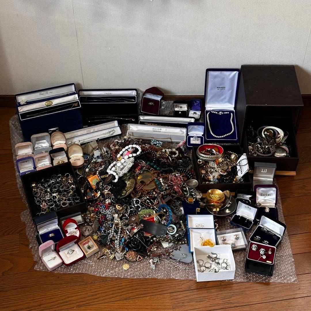 ☆*☆様 実家整理 アクセサリー まとめ売り 大量 未仕分け 指輪 ブローチ等
