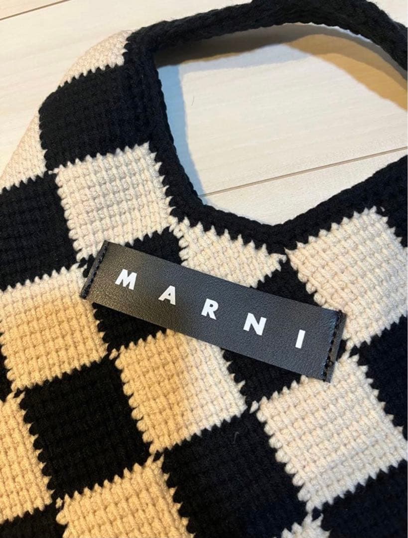 ♡新品未使用品♡ マルニ　ニットバック　M A RＮＩ　黒✖️ベージュ　ダイヤ柄