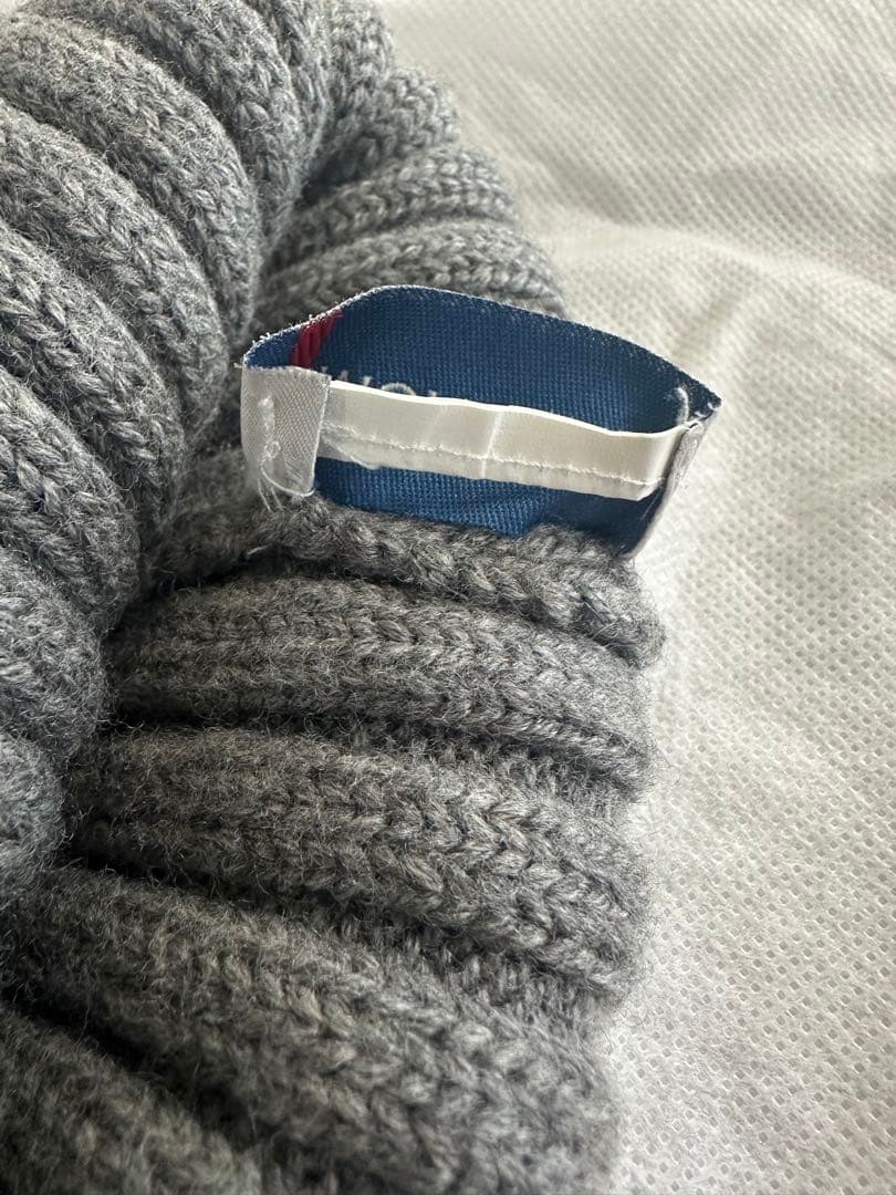 虹　美品　MONCLER グレー ニット帽 ファー付きポンポン