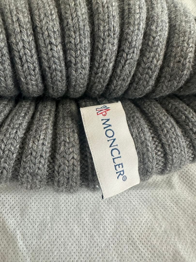 虹　美品　MONCLER グレー ニット帽 ファー付きポンポン