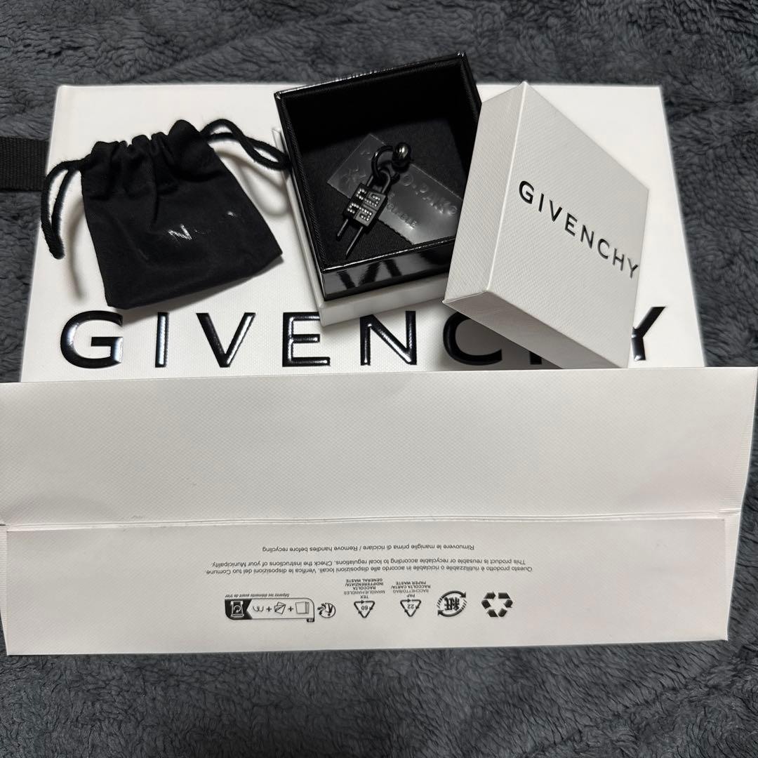 ジバンシー　ロック　ピアス