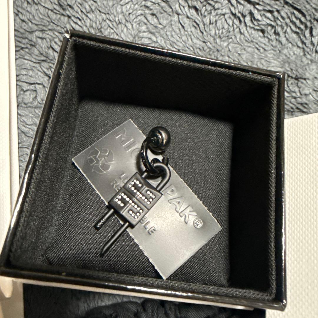 ジバンシー　ロック　ピアス