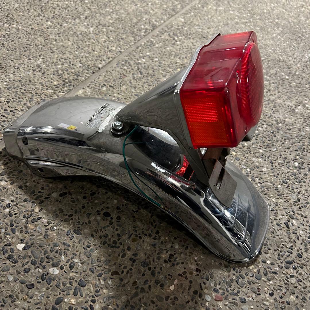 ヨンフォア　純正リアフェンダー　テールランプ