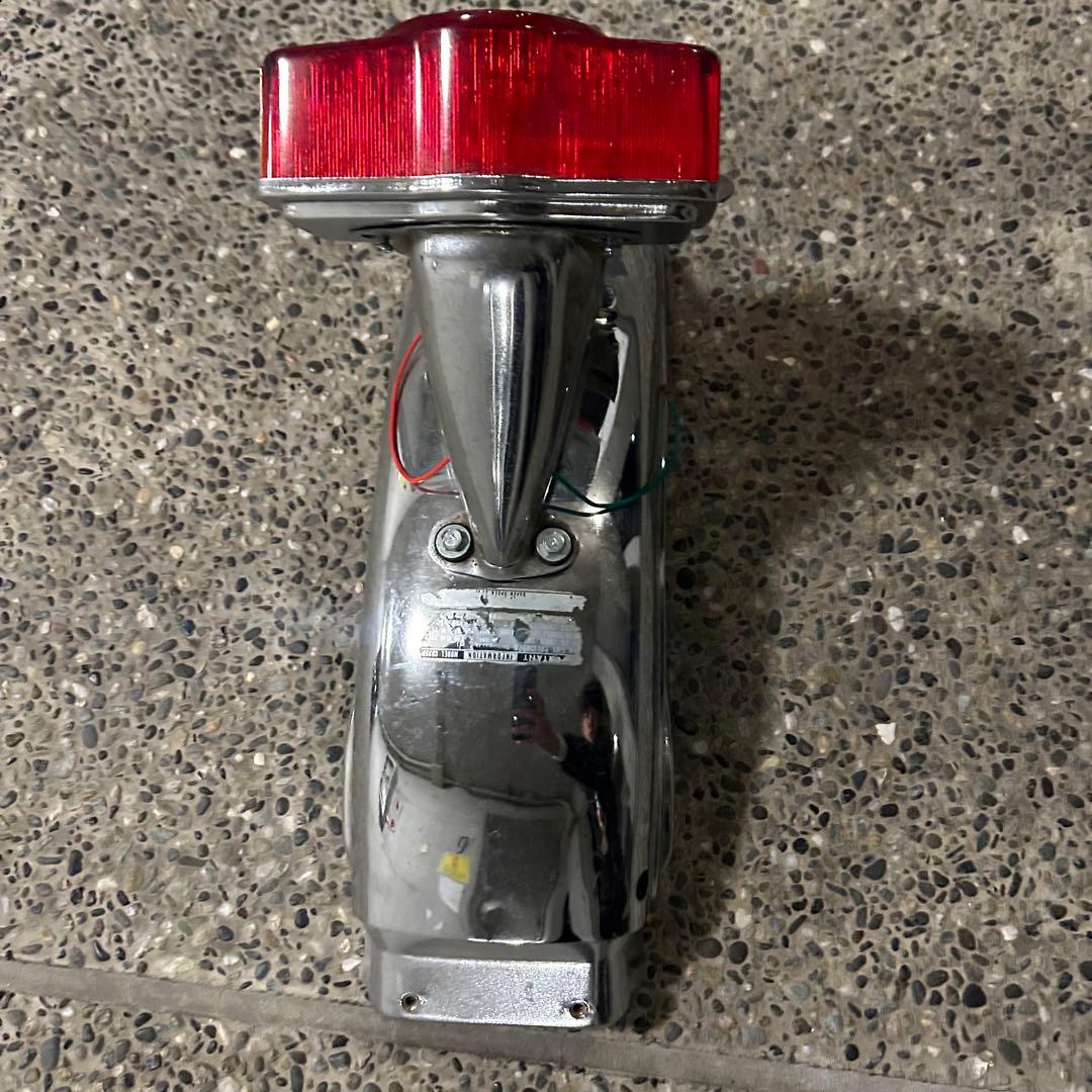 ヨンフォア　純正リアフェンダー　テールランプ