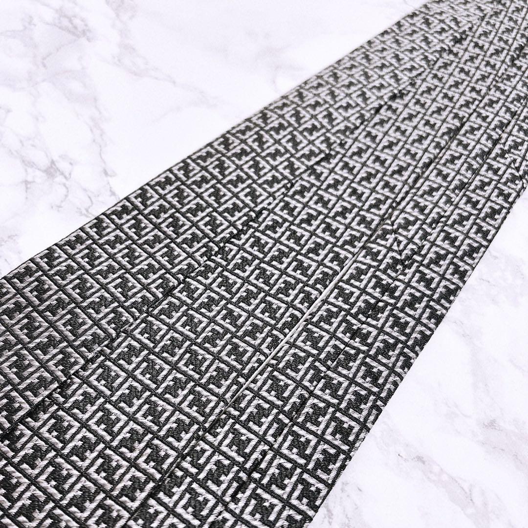 ✨極美品✨キレイ✨フェンディ　インパクトある全面ズッカ柄　シルバー　ネクタイ