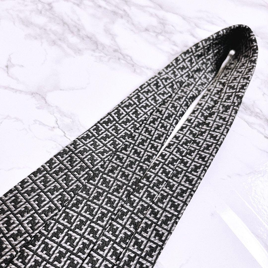 ✨極美品✨キレイ✨フェンディ　インパクトある全面ズッカ柄　シルバー　ネクタイ