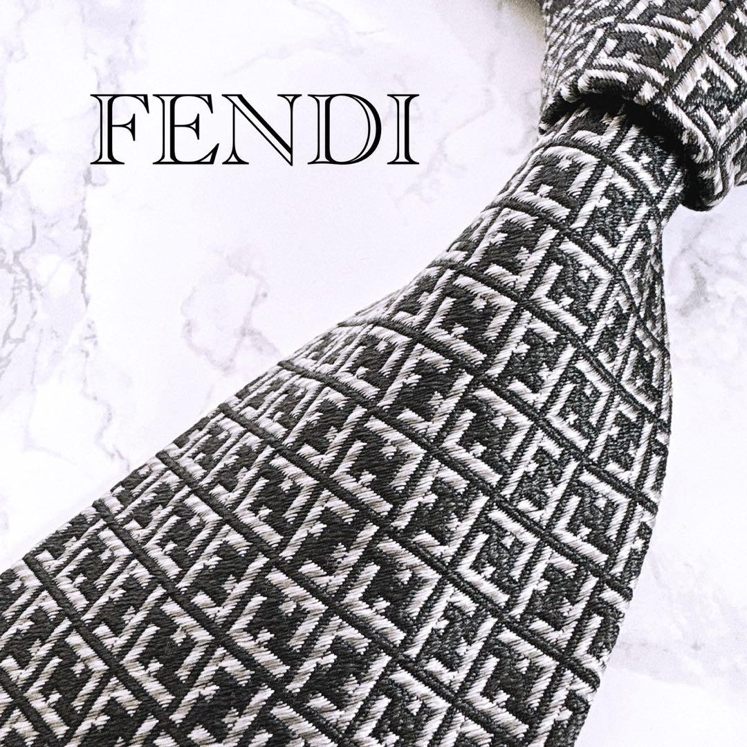 ✨極美品✨キレイ✨フェンディ　インパクトある全面ズッカ柄　シルバー　ネクタイ