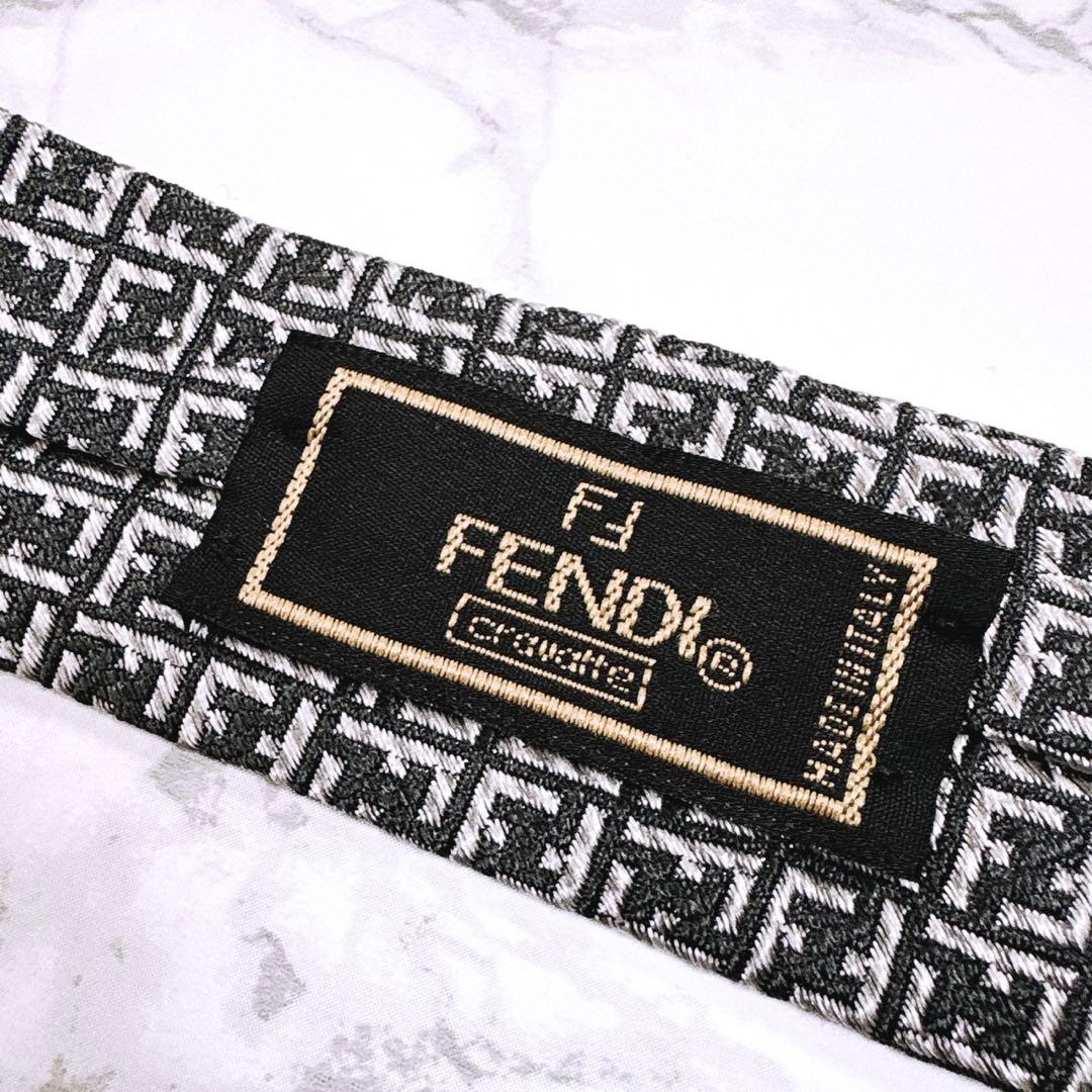 ✨極美品✨キレイ✨フェンディ　インパクトある全面ズッカ柄　シルバー　ネクタイ