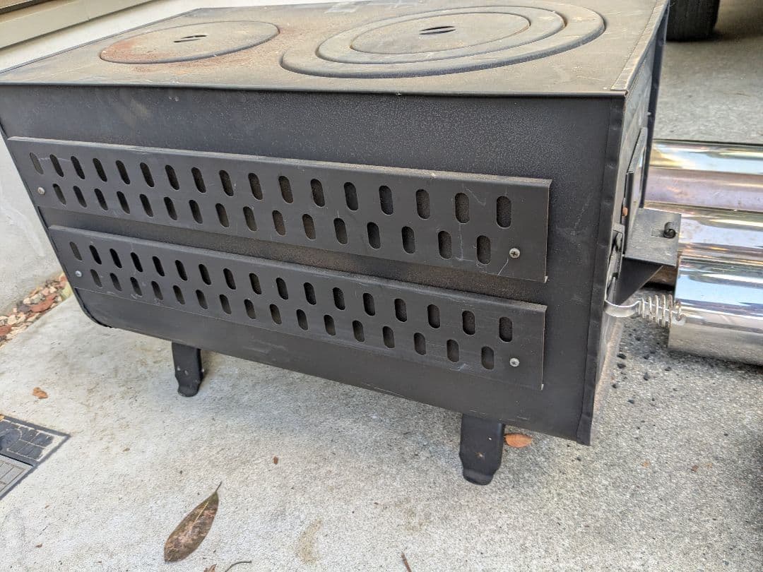 たんじ　　新保製作所　角型窓付薪ストーブ　ガードあり　煙突付き