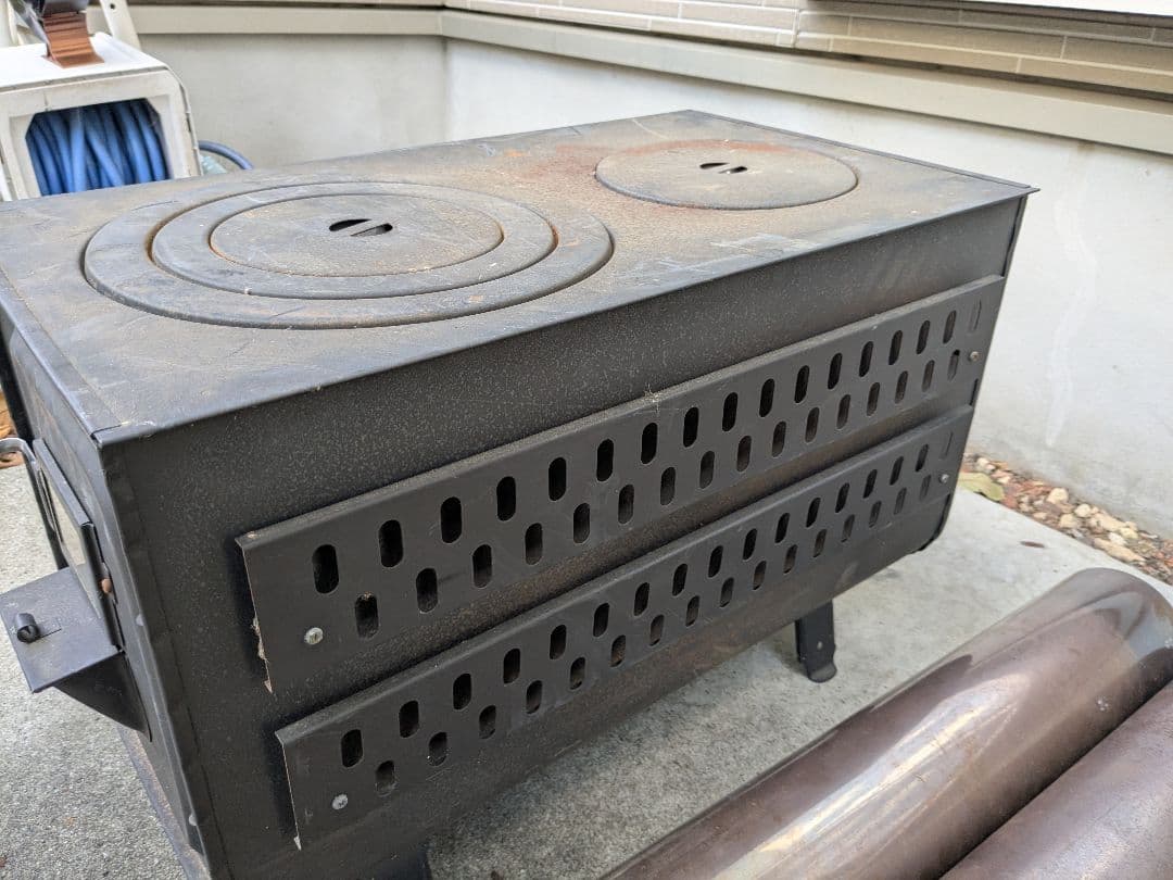 たんじ　　新保製作所　角型窓付薪ストーブ　ガードあり　煙突付き