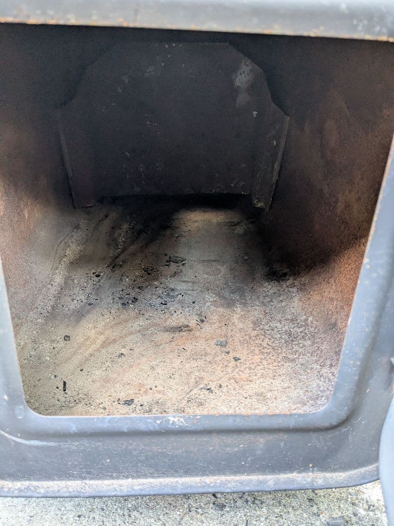 たんじ　　新保製作所　角型窓付薪ストーブ　ガードあり　煙突付き