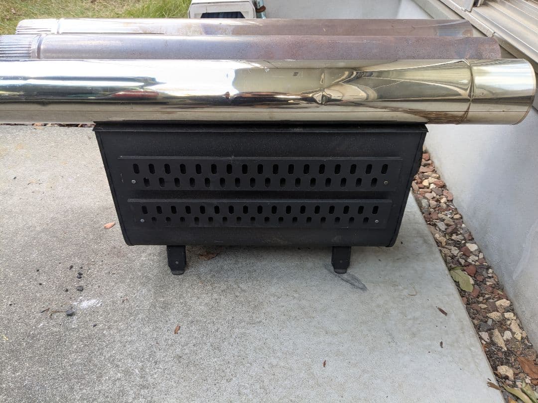 たんじ　　新保製作所　角型窓付薪ストーブ　ガードあり　煙突付き