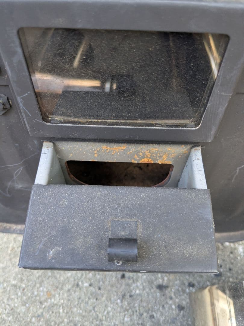 たんじ　　新保製作所　角型窓付薪ストーブ　ガードあり　煙突付き