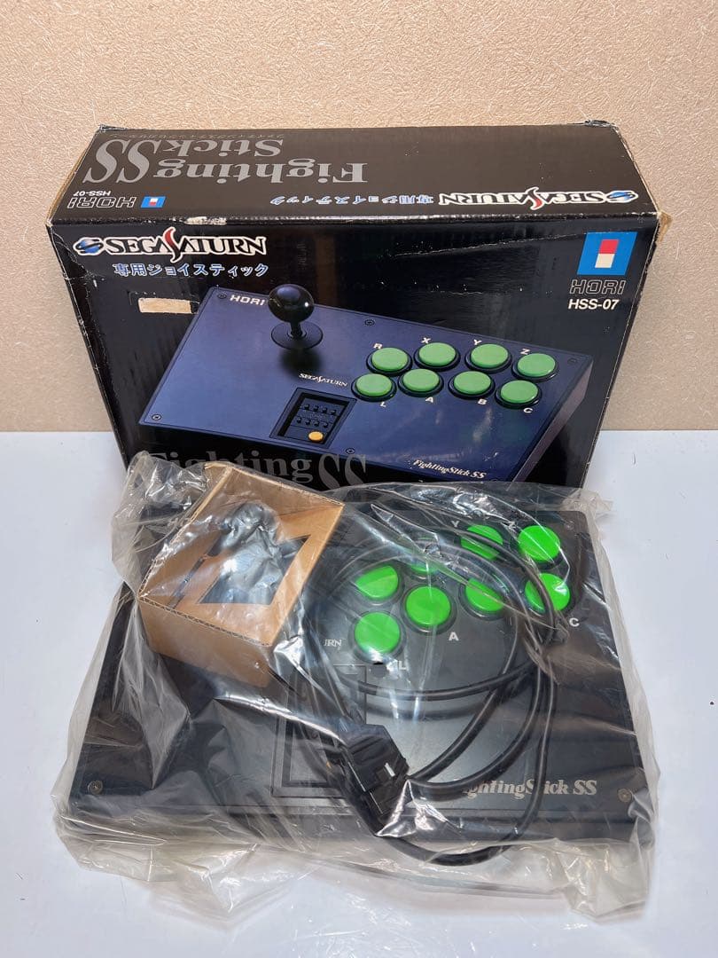 レトロなセガのゲーム機とアクセサリーのコレクション