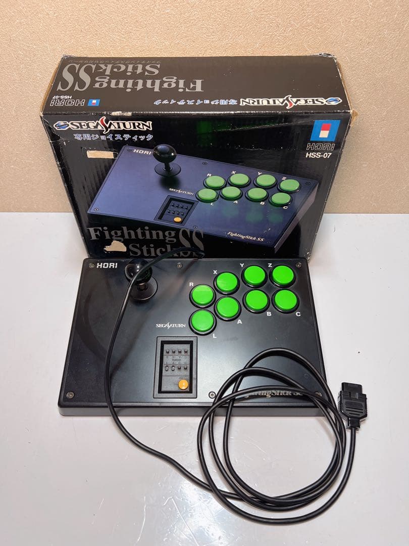 レトロなセガのゲーム機とアクセサリーのコレクション