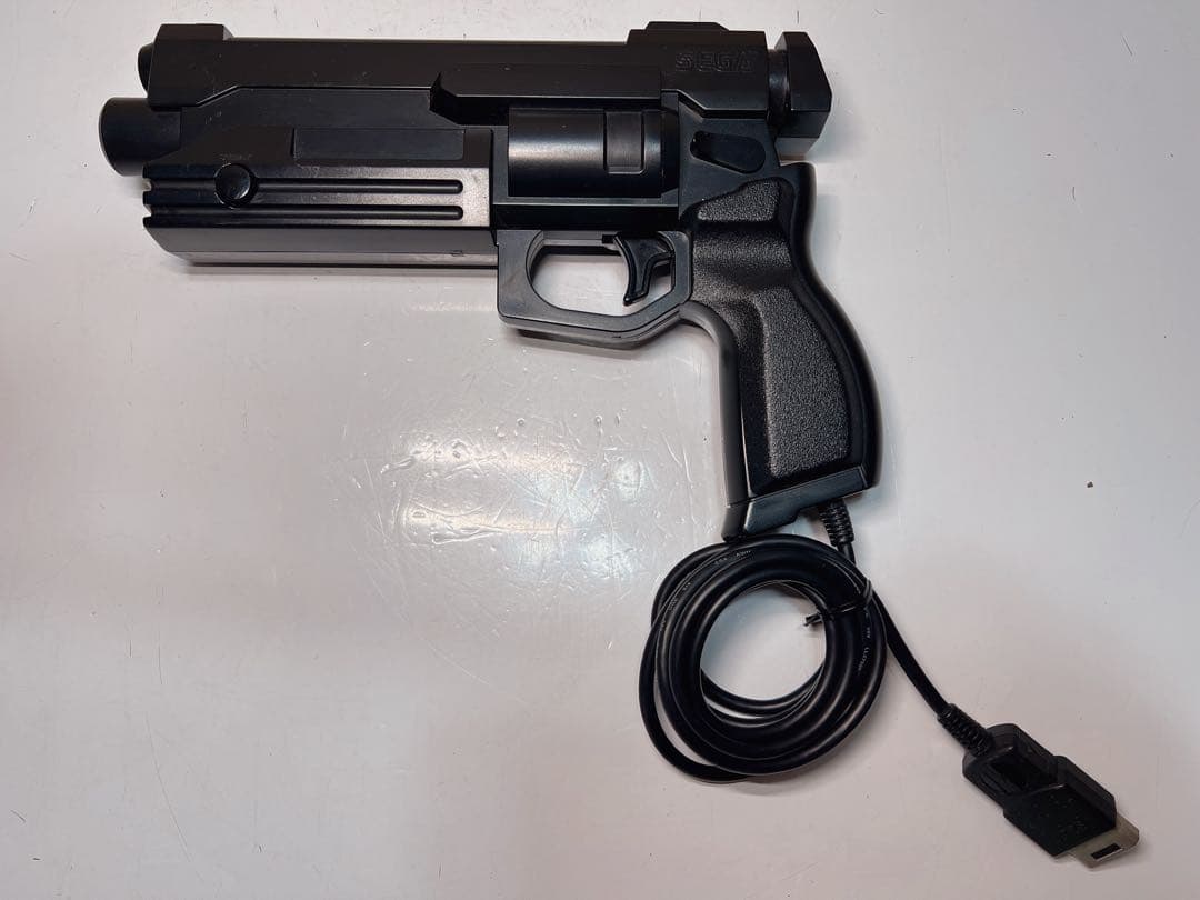 レトロなセガのゲーム機とアクセサリーのコレクション